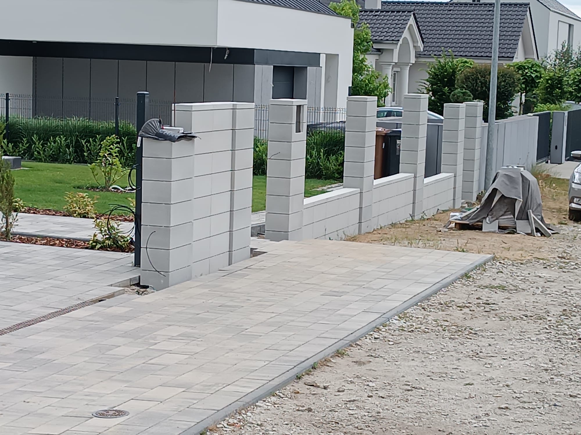 Budowa słupków i muru ogrodzeniowego z bloczków