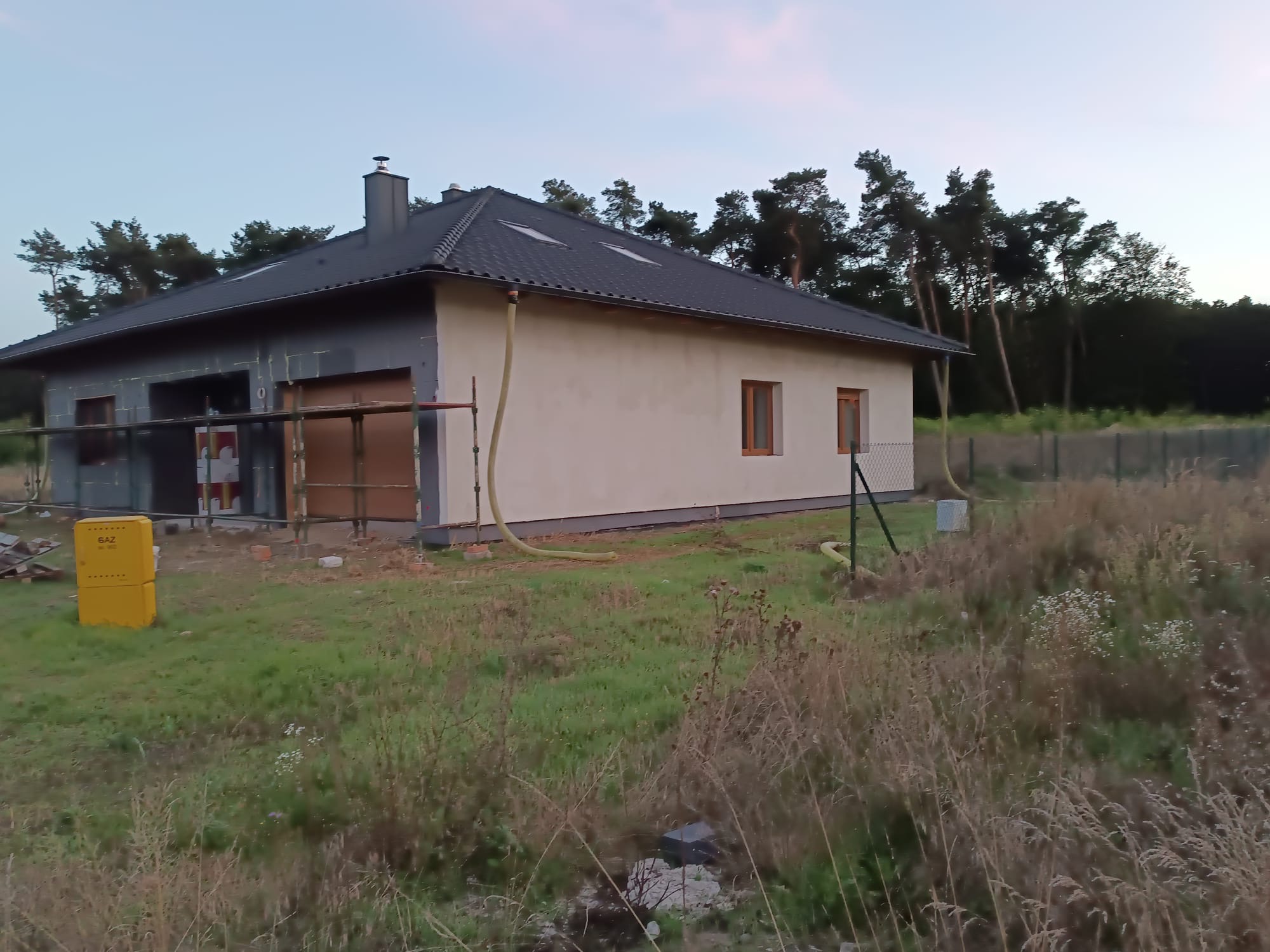 Termoizolacja i tynkowanie elewacji domu