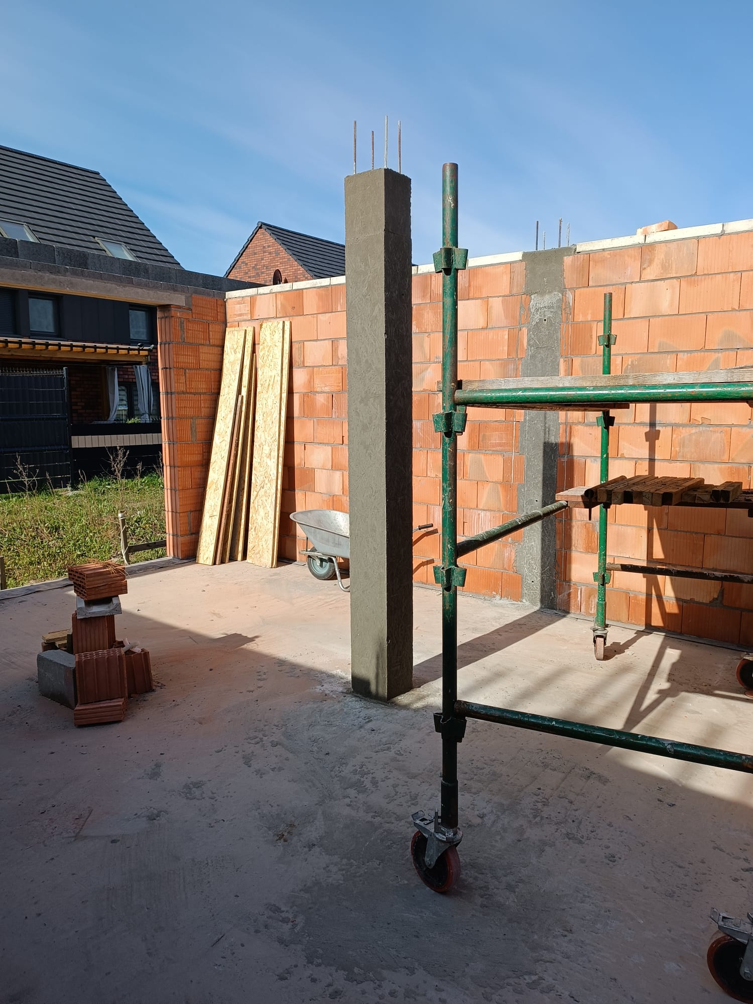 Budowa domu – słup żelbetowy i murowanie ścian