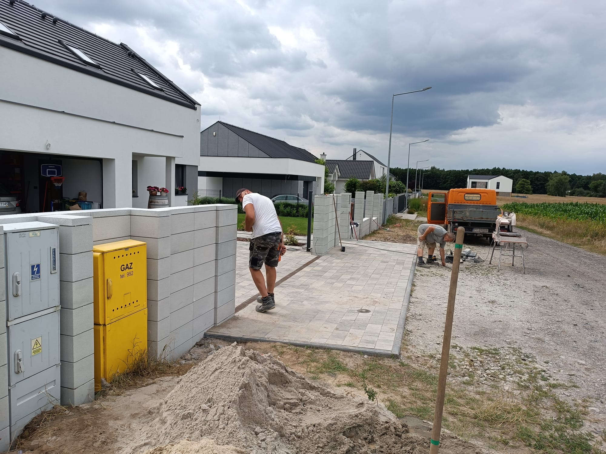 Układanie kostki brukowej i budowa ogrodzenia