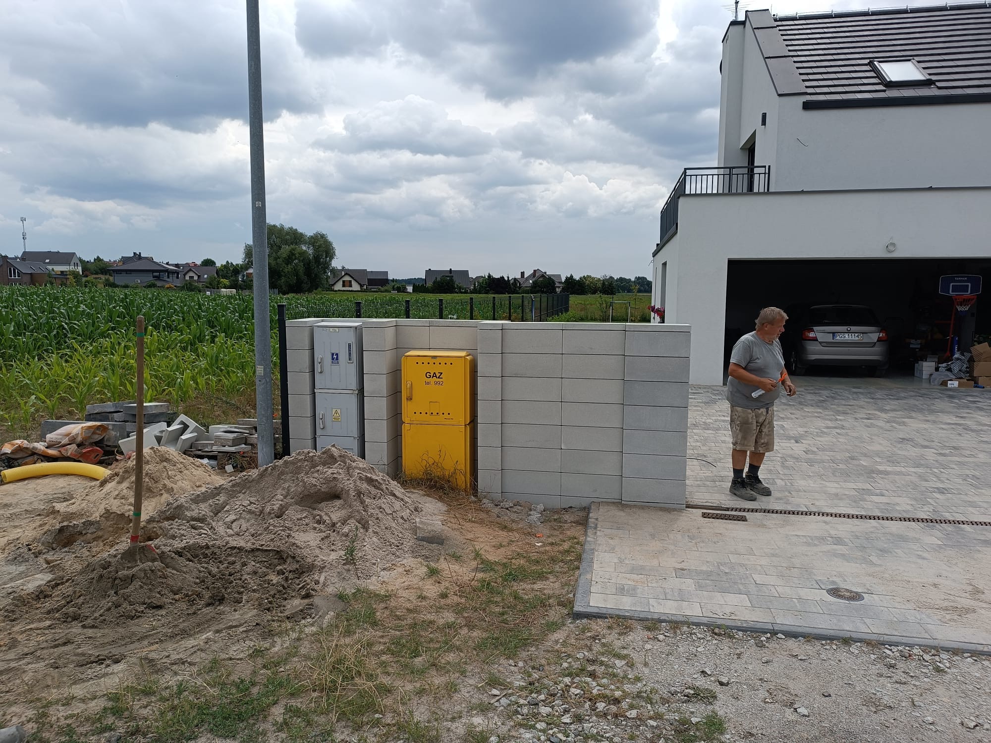 Budowa domu jednorodzinnego – ogrodzenie i podjazd z kostki brukowej