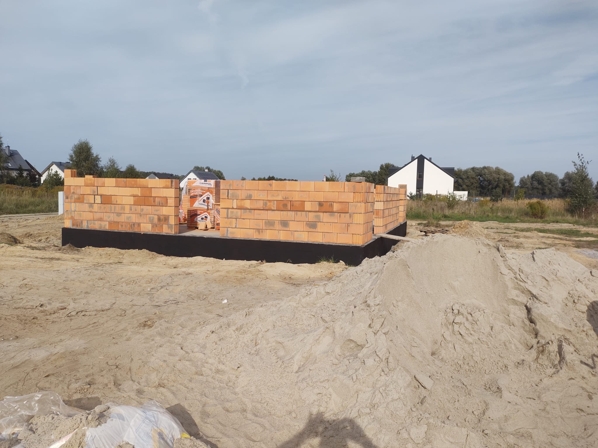 Murowanie ścian z cegły – stan surowy