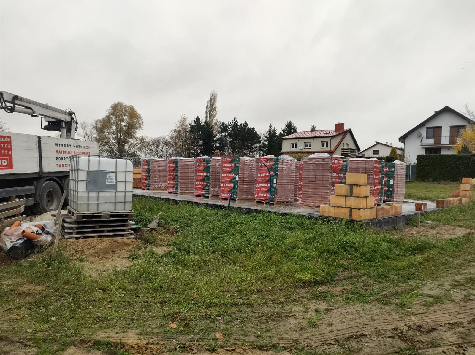 Dostawa materiałów budowlanych – palety cegły